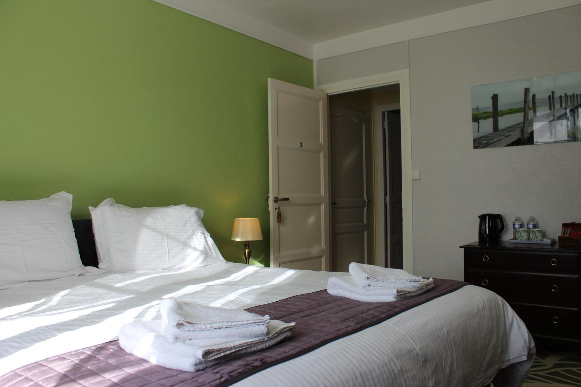 Le Clos Castel Raids Bagian luar foto